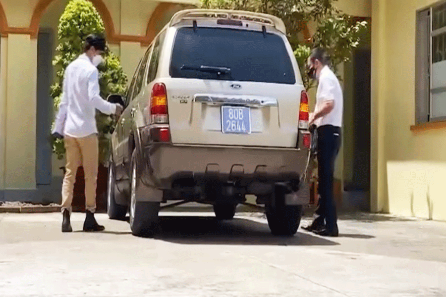 Tạm giữ xe biển xanh giả chở luật sư đến dự phiên tòa tại Tiền Giang