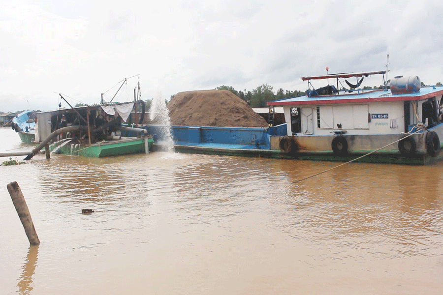 Đơn vị cung cấp cát bơm cát cho dự án cầu Rạch Miễu 2. Ảnh: Đ.HÀ