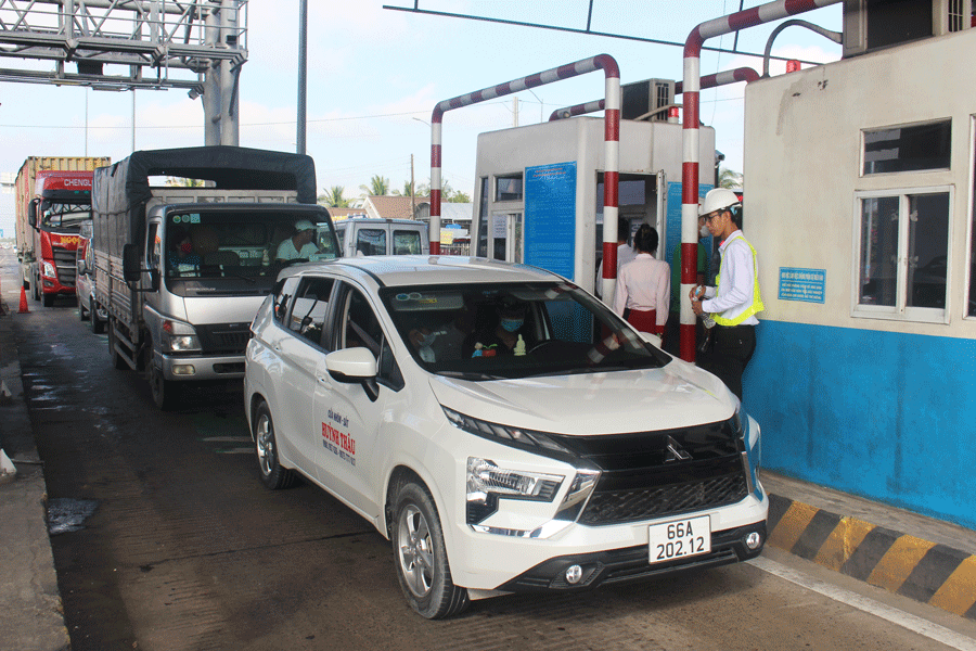 Dự án BOT Cai Lậy ngày đầu thu phí. Ảnh: Đ.HÀ