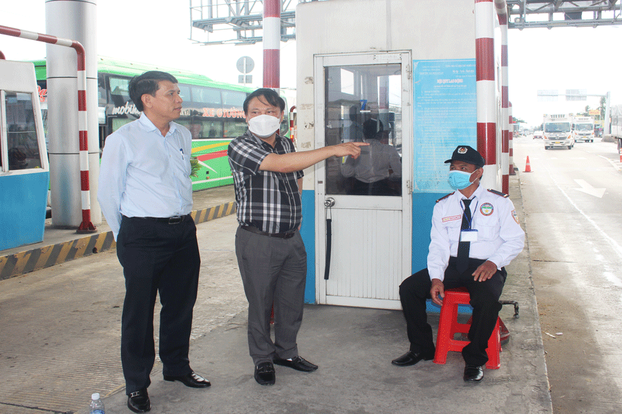 Ông Nguyễn Xuân Cường - Cục trưởng Cục đường bộ đến nhắc nhở nhà đầu tư giữ gìn an ninh trật tự tại trạm thu phí BOT Cai Lậy. Ảnh: Đ.HÀ