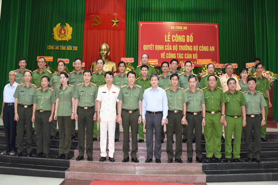 Các đại biểu tham dự buổi lễ chụp ảnh lưu niệm. Ảnh: C.A Các đại biểu tham dự buổi lễ chụp ảnh lưu niệm. Ảnh: C.A