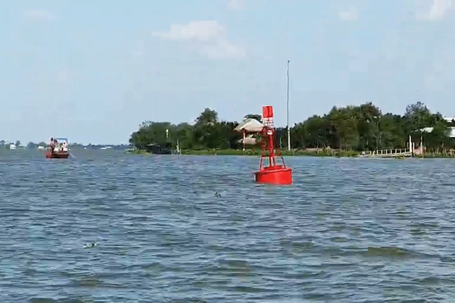 Ngành chức năng tỉnh Tiền Giang lắp phao cảnh báo chướng ngại vật. Ảnh: Đ.HÀ