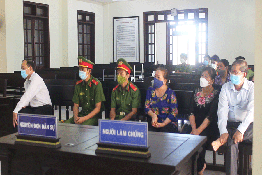 Các đương sự tham dự phiên tòa. Ảnh: Đ.HÀ