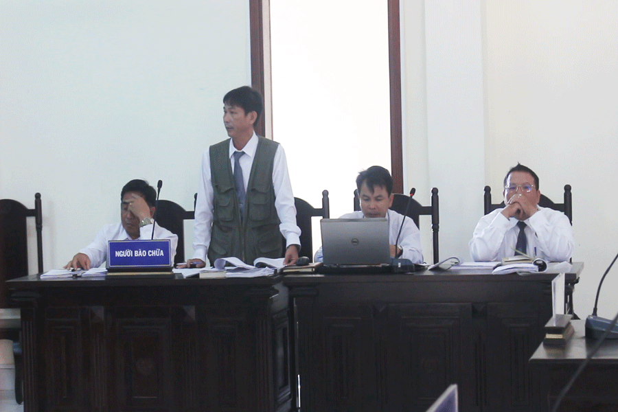 4 LS tham gia bào chữa cho bị cáo, tuy nhiên 3 luật sư đã không tham gia phiên tòa khi HĐXX quyết định xử vắng mặt bị cáo. Ảnh: Đ.HÀ