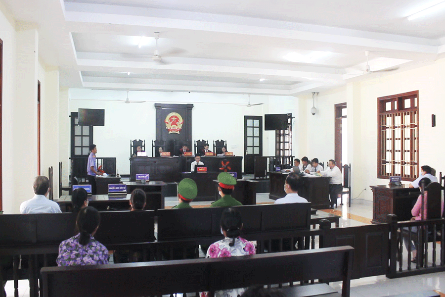 Phiên tòa xét xử vắng mặt bị cáo vẫn diễn ra. Ảnh: Đ.HÀ