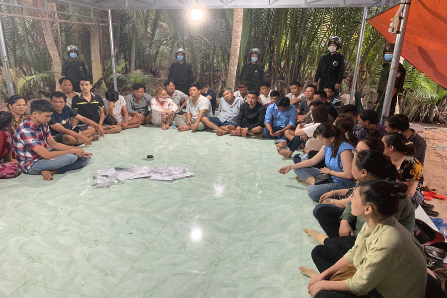 Bến Tre: Kiểm tra tụ điểm lắc tài xỉu, thu giữ gần 1 tỷ đồng