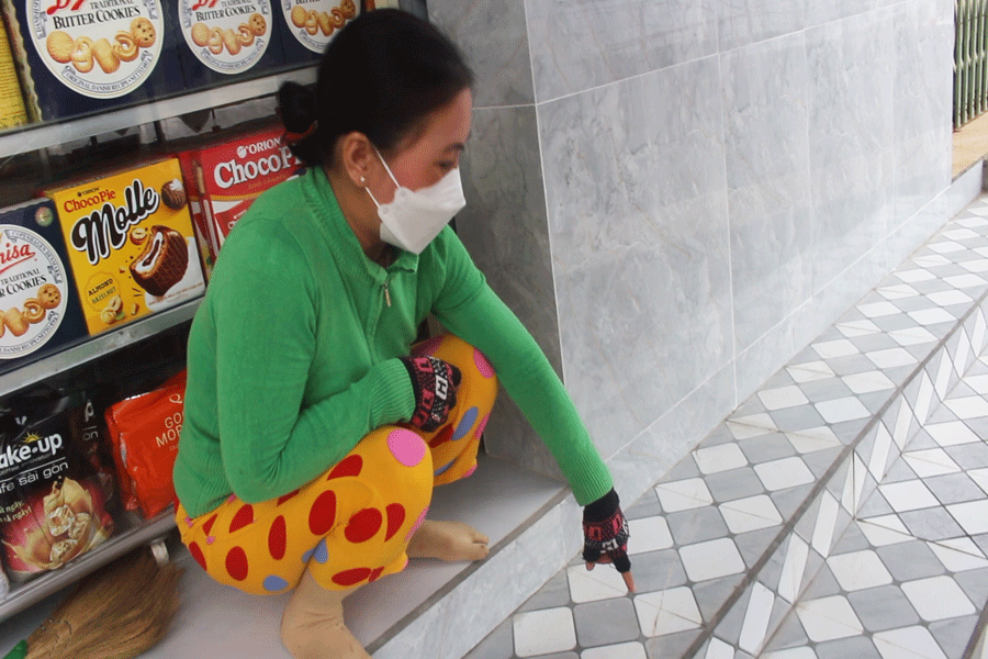 Dân bức xúc vì nhiều xe chở bê tông đi vào đường nông thôn mới