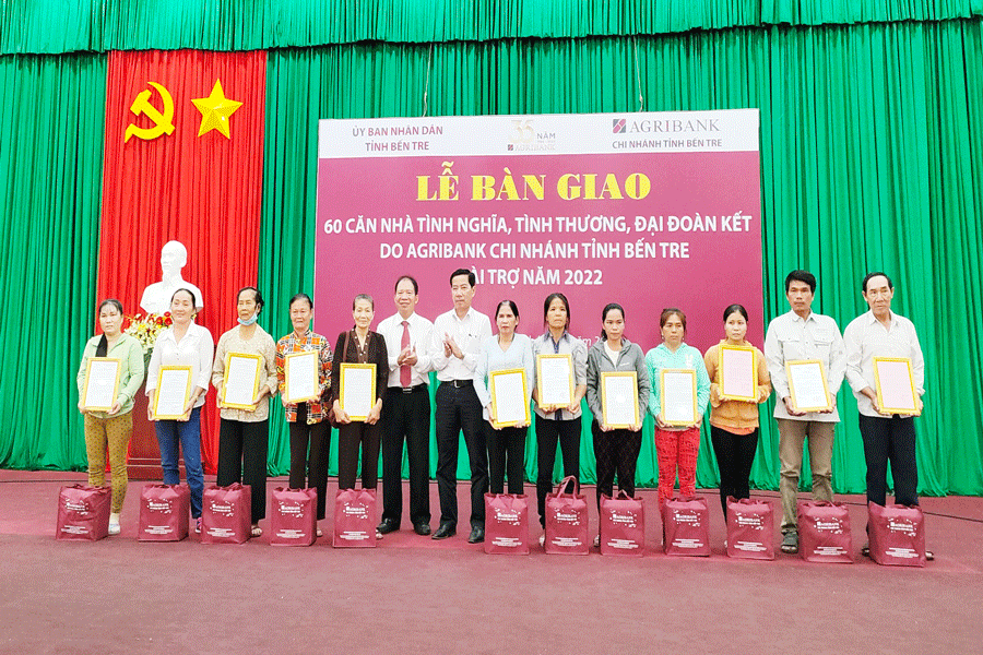 Bàn giao 60 căn nhà cho gia đình chính sách, hộ khó khăn ở Bến Tre