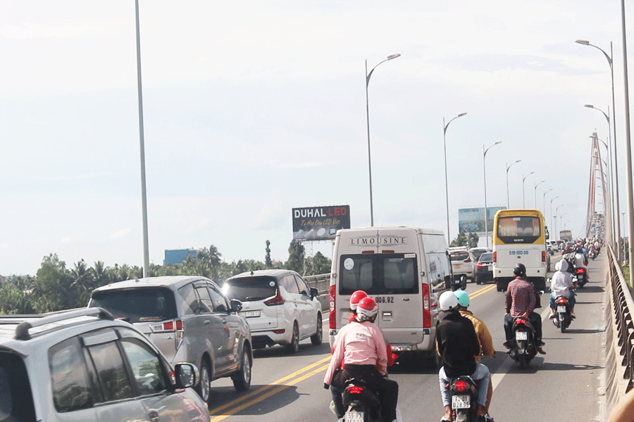 Cầu Rạch Miễu quá tải vào những dịp lễ, tết, lực lượng CSGT điều tiết cho phương tiện lưu thông một chiều trên cầu Rạch Miễu. Ảnh: Đ.HÀ