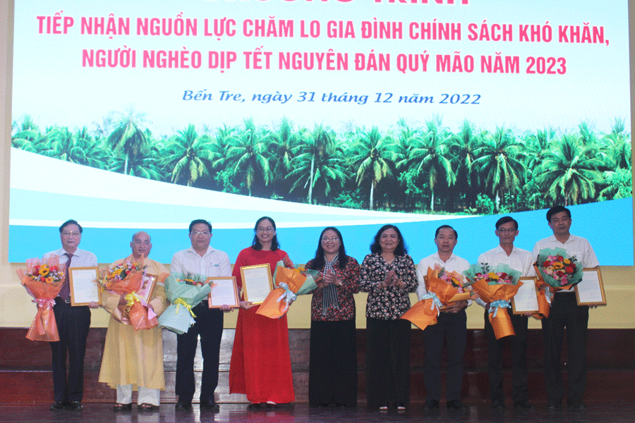 Lãnh đạo tỉnh Bến Tre tặng hoa cảm ơn các đơn vị tài trợ nguồn lực chăm lo cho gia đình chính sách, người nghèo. Ảnh: Đ.HÀ