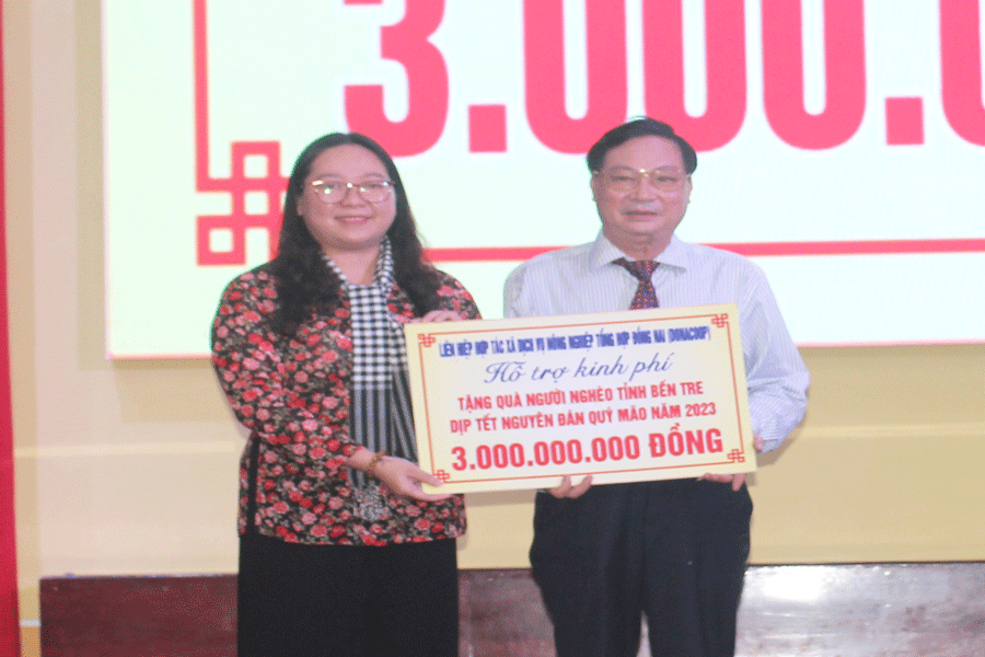 Bà Nguyễn Thị Hồng Nhung - Chủ tịch Ủy ban MTTQ VN tỉnh Bến Tre tiếp nhận tài trợ. Ảnh: Đ.HÀ