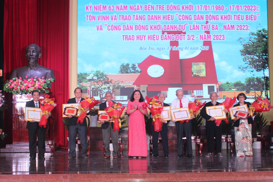 Lãnh đạo Tỉnh ủy Bến Tre trao huy hiệu Đảng cho các Đảng viên. Ảnh: Đ.HÀ