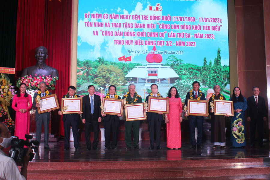 Các cá nhân được tôn vinh các danh hiệu. Ảnh: Đ.HÀ