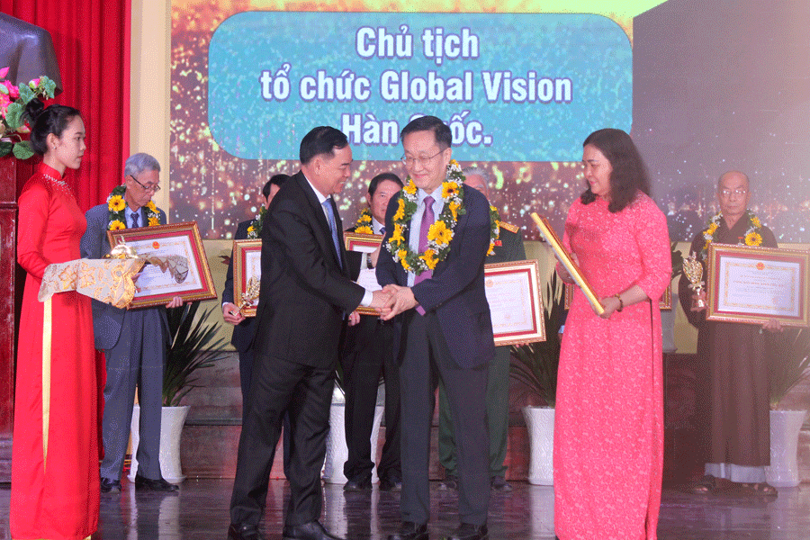 Ông Trần Ngọc Tam, Chủ tịch UBND tỉnh Bến Tre trao danh hiệu "Công dân Đồng Khởi tiêu biểu" cho cá nhân. Ảnh: Đ.HÀ