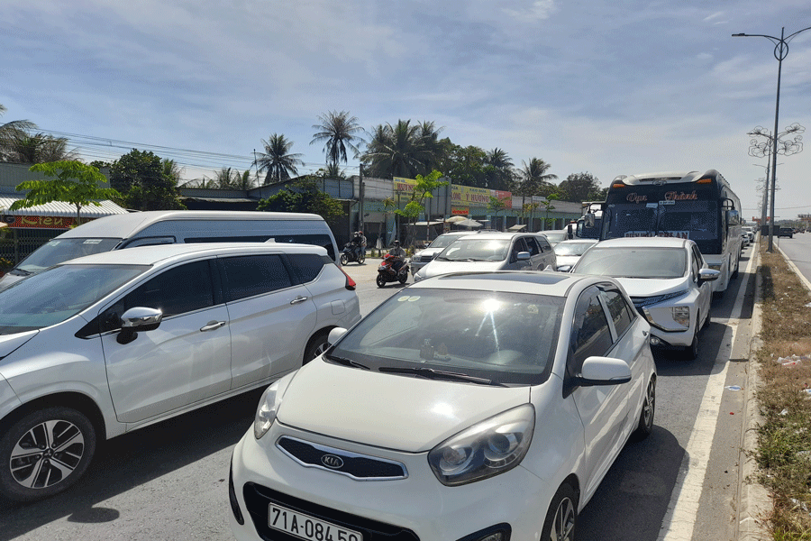 Khu vực cầu Rạch Miễu thường xuyên xảy ra ùn tắc giao thông kéo dài vào dịp lễ, tết và những ngày cuối tuần. Ảnh: Đ.HÀ