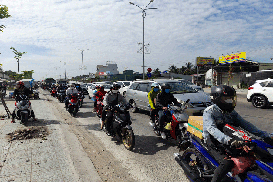 Cuối kỳ nghỉ tết lượng phương tiện tăng cao tại khu vực cầu Rạch Miễu. Ảnh: Đ.HÀ