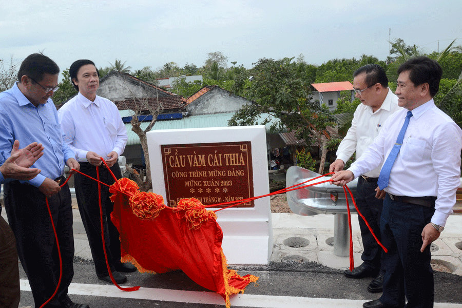 Lãnh đạo tỉnh Tiền Giang thực hiện nghi thức tháo bảng khánh thành cầu Vàm Cái Thia. Ảnh: PV