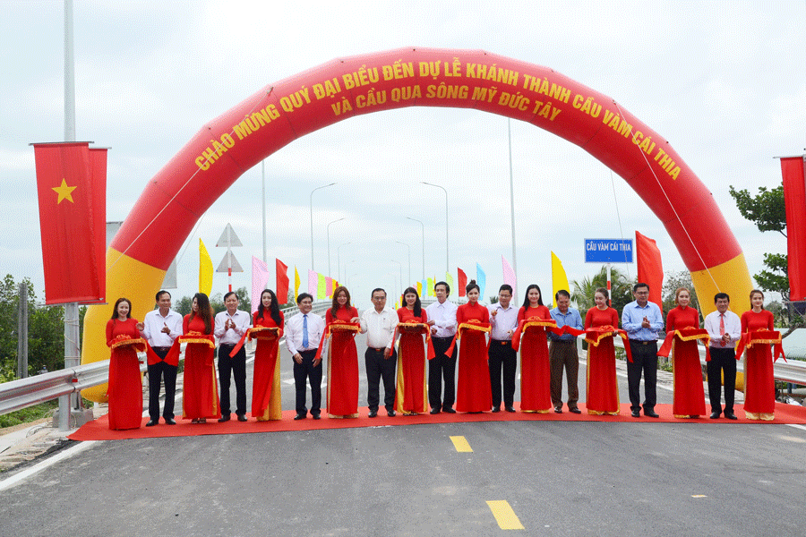 Lãnh đạo tỉnh Tiền Giang và huyện Cái Bè cắt băng khánh thành cầu Vàm Cái Thia và cầu qua sông Mỹ Đức Tây. Ảnh: PV