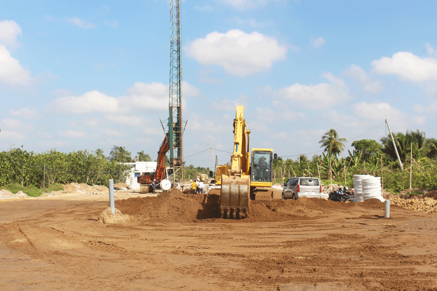 Thi công tại gói thầu XL05 của dự án cầu Rạch Miễu 2. Ảnh: Đ.HÀ