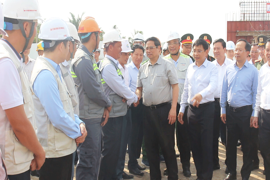 Thủ tướng bắt tay động viên các nhà thầu, đơn vị thi công dự án. Ảnh: Đ.HÀ