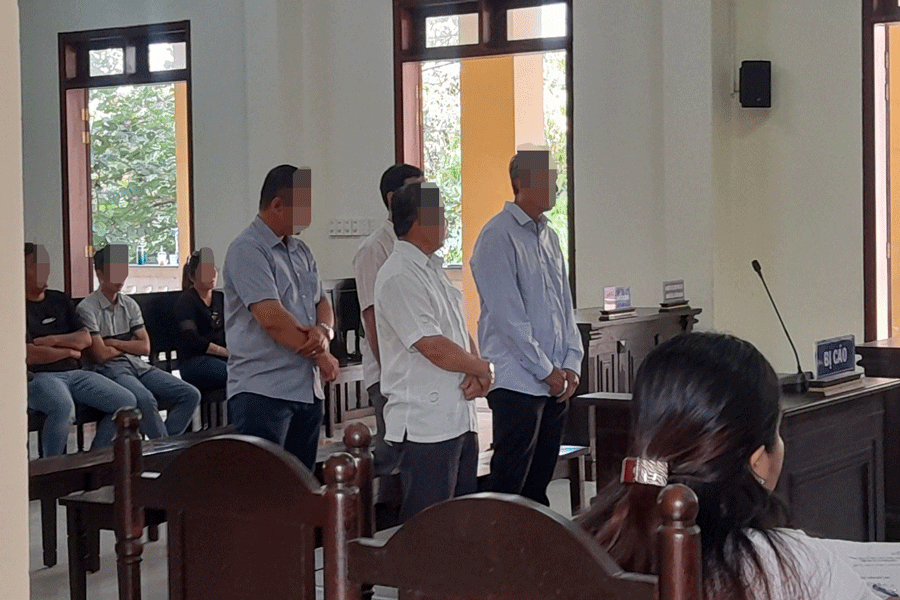 4 công an bắt giữ thuốc lá lậu rồi đem tang vật đi bán