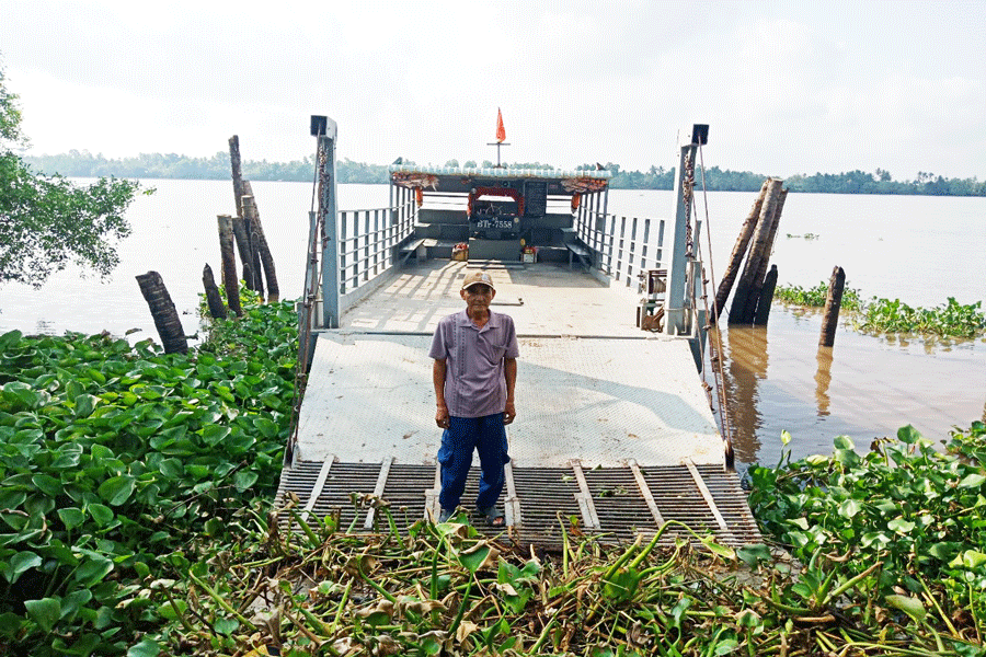 Ông Lê Văn Triệu đã lập bến, đầu tư phương tiện đưa đò tại bến đò này đã hơn 20 năm nay. Ảnh: ĐÔNG HÀ