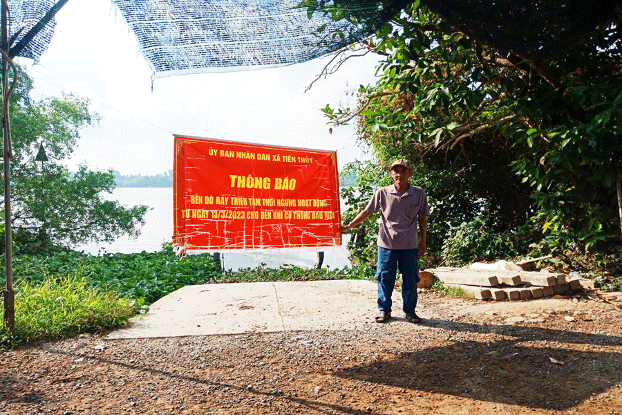 Ông Lê Văn Triệu lập bến đò trên phần đất của gia đình ông đã hơn 20 năm nay. Ảnh: ĐÔNG HÀ