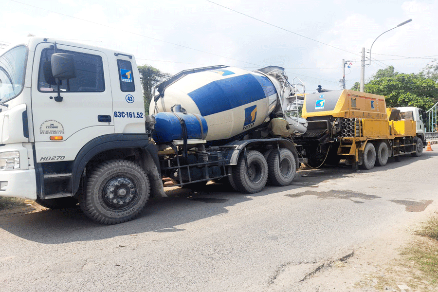 Bất chấp biển giới hạn, xe bồn chở bê tông vẫn cố tình qua cầu