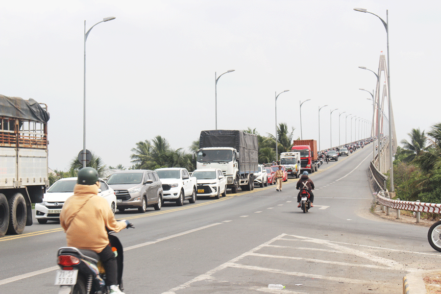 Cầu Rạch Miễu kẹt xe kéo dài. Ảnh: PV