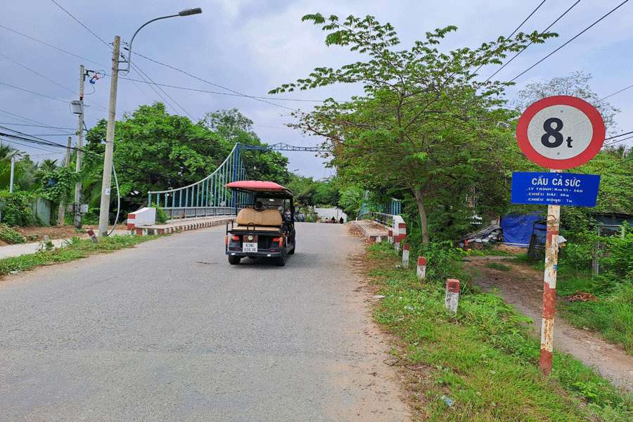 Hằng ngày có đông khách du lịch trong nước và quốc tế lưu thông trên tuyến huyện lộ 94C tham quan du lịch cồn Thới Sơn. Ảnh: Đ.HÀ
