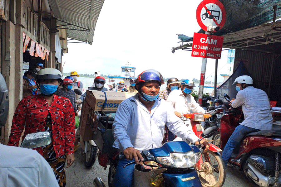 Hành khách qua lại bến đò Bang Tra- Thanh Bình. Ảnh: PV