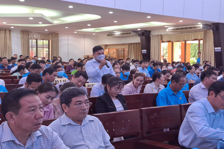 Công nhân lao động phản ánh ý kiến đến với lãnh đạo tỉnh tại buổi đối thoại. Ảnh: ĐÔNG HÀ