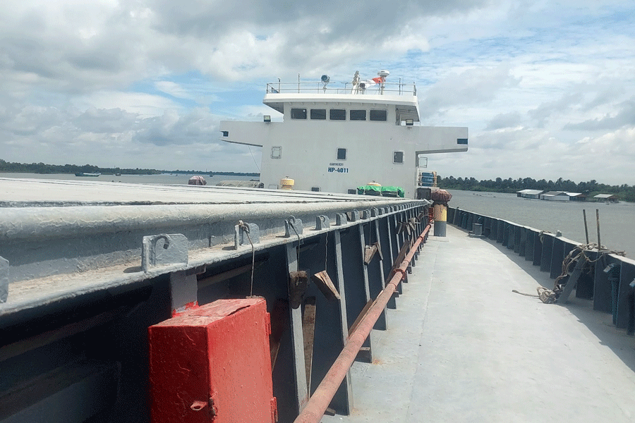 Tàu Trường An 125 (Hải Phòng) vướng làm đứt 4 đường dây điện trung thế qua địa bàn cù lao Tân Phong. Ảnh: CTV