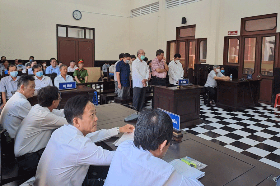 Các bị cáo nghe tòa tuyên án. Ảnh: ĐÔNG HÀ