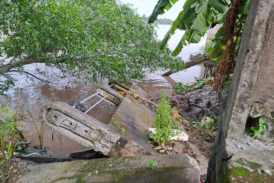 Đoạn bờ kè khu vực chân cầu An Hóa bị đổ sụp xuống sông. Ảnh: ĐÔNG HÀ