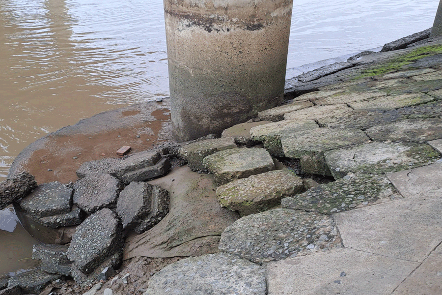 Dưới chân trụ cầu An Hóa đang xảy ra sạt lở. Ảnh: ĐÔNG HÀ