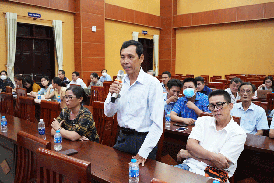 Đại diện hộ dân sinh sống tại khu dân cư Hưng Phú phát biểu ý kiến tại hội nghị thông tin về việc chuyển nhượng nhà, đất cho các hộ dân. Ảnh: PV