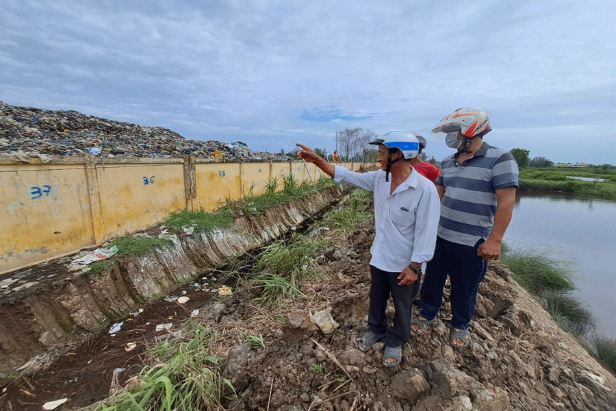 Người dân bức xúc vì bãi rác gây ô nhiễm. Ảnh: ĐÔNG HÀ