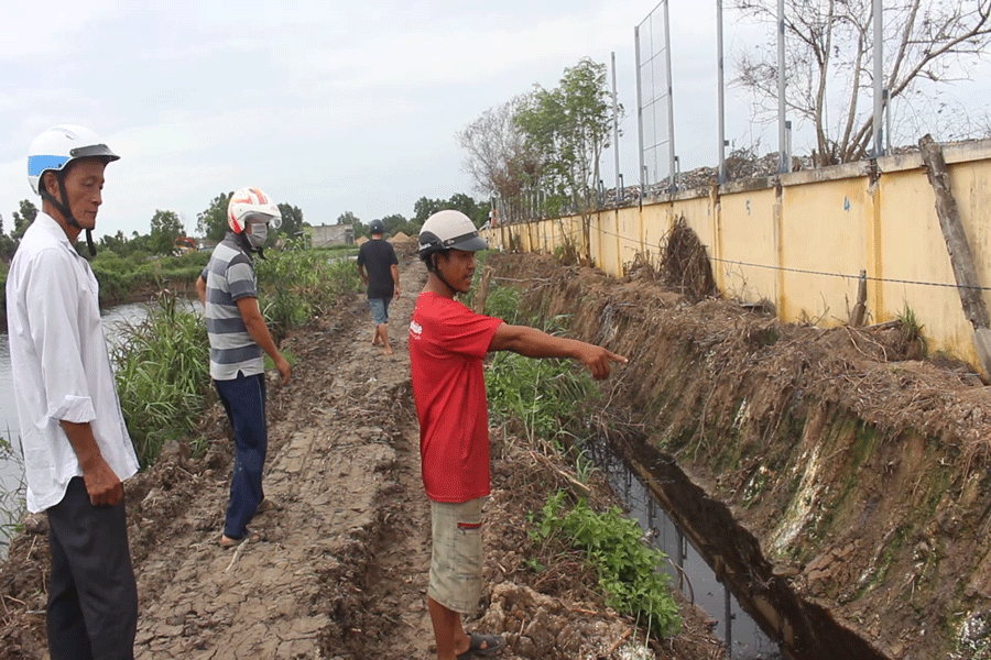 Nhiều người dân bức xúc vì nước thải từ bãi rác rỉ ra ngoài gây ô nhiễm nguồn nước xung quanh. Ảnh: ĐÔNG HÀ