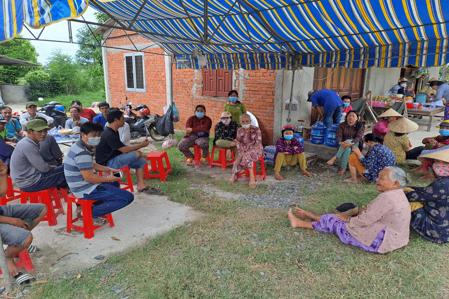 Bức xúc bãi rác An Hiệp gây ô nhiễm, nhiều người dân ngày đêm thay nhau túc trực ngăn chặn xe rác nhiều ngày qua. Ảnh: ĐÔNG HÀ