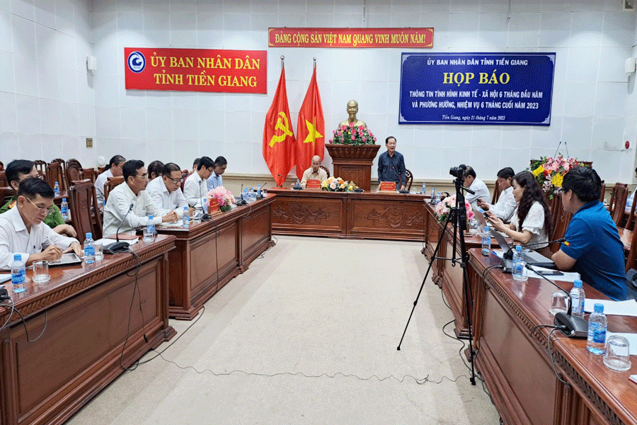 Các đại biểu tại buổi họp báo. Ảnh: PV