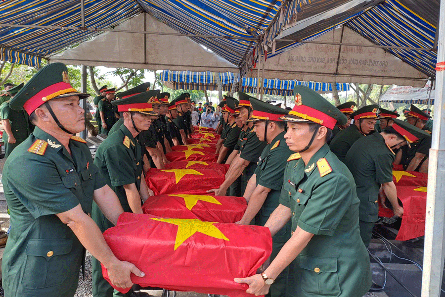 Nghi thức cải táng hài cốt liệt sĩ. Ảnh: ĐÔNG HÀ