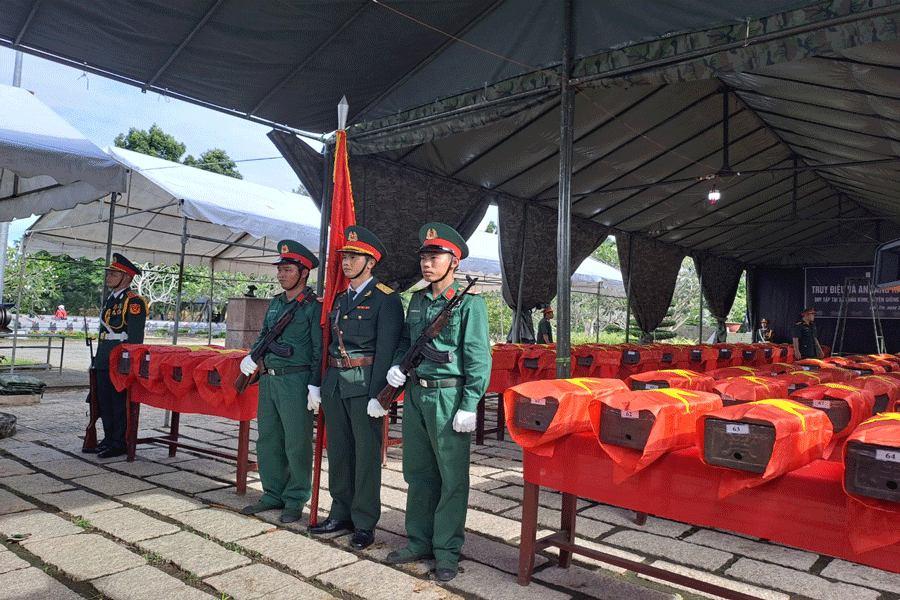 Lễ truy điệu, cải táng các hài cốt liệt sĩ tại nghĩa trang huyện Giồng Trôm. Ảnh: ĐÔNG HÀ