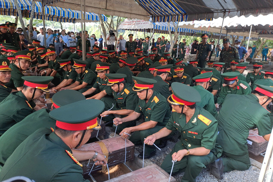 Cải táng hài cốt liệt sĩ tại nghĩa trang liệt sĩ huyện Giồng Trôm. Ảnh: ĐÔNG HÀ