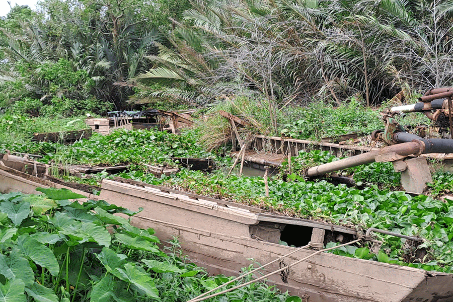 Bị tạm giữ lâu ngày, nhiều tàu, ghe hư hỏng, bị chìm gây cản trở dòng nước. Ảnh: ĐÔNG HÀ
