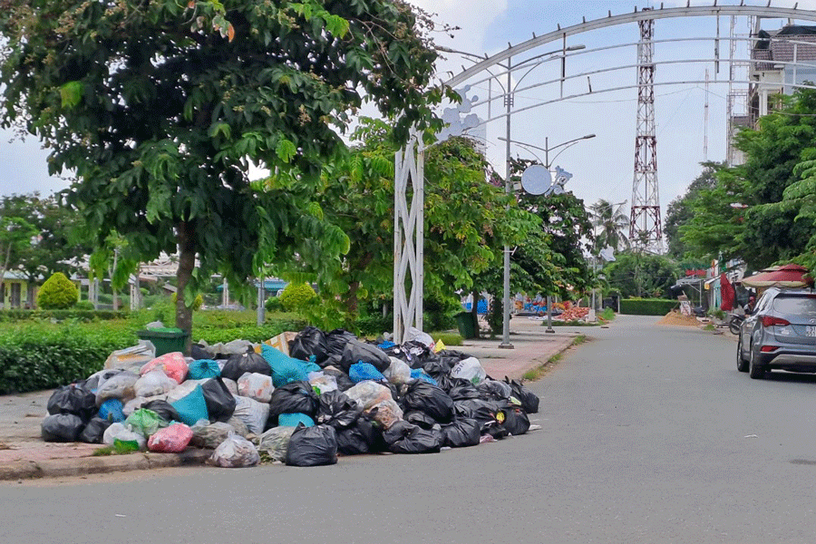 Thị trấn Ba Tri những ngày này cứ ra đường là thấy rác thải