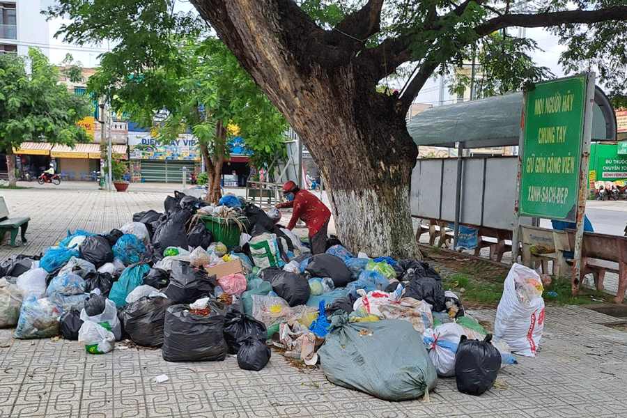 Công viên Nguyễn Đình Chiểu, thị trấn Ba Tri cũng thành nơi tập kết rác thải nhiều ngày qua