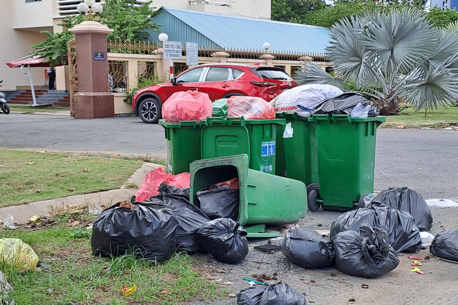 Trước cổng UBND huyện Ba Tri rác thải được tập kết nhiều ngày nhưng chưa được thu gom. Ảnh: ĐÔNG HÀ