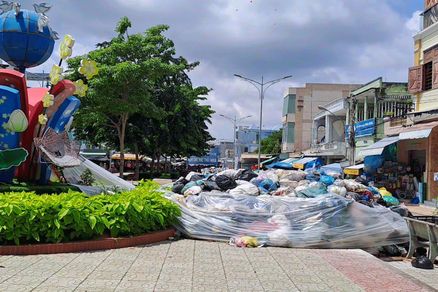 Rác thải tập kết tại công viên Ba Tri nhiều ngày chưa được thu gom gây ô nhiễm. Ảnh: ĐÔNG HÀ