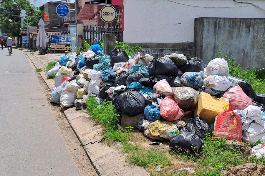 Rác thải tràn ra đường phố, chất thành đống khắp nơi trong nội ô thị trấn Ba Tri